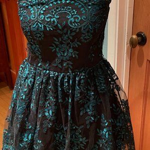 Say Yes to the Perfect Holiday Dress!